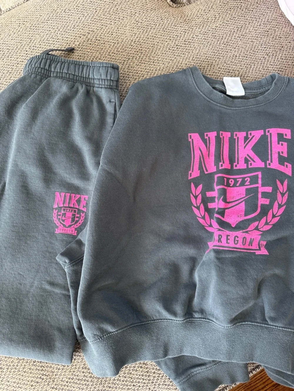 Nike Gray Sweatshirt and Sweatpants with Pink Crest - Picture 1 of 2